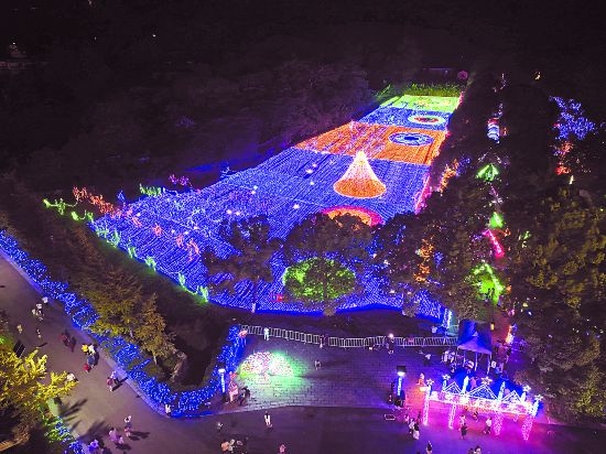 游客在六衖石头部落梧桐山居游玩。含山网供图