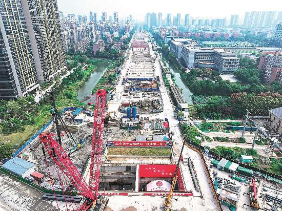 　　10月12日上午，芜湖市弋江区，“皖江奋斗号”盾构机历时1117天穿越长江，顺利抵达长江南岸大工山路接收井，安徽省首条长江隧道——芜湖城南过江隧道右线胜利贯通。王玉实摄