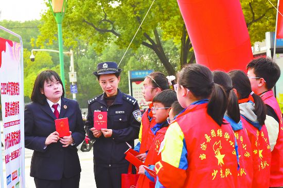 “国家宪法日”宣传进广场。卫学超摄