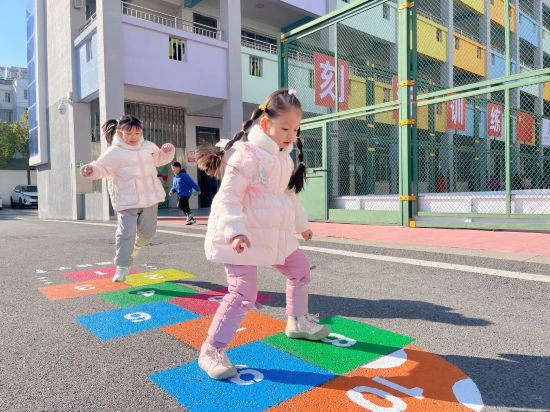 在合肥市蜀新苑小学，孩子们在做游戏。