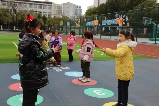 在合肥市蜀鑫路小学，孩子们快乐地做游戏。