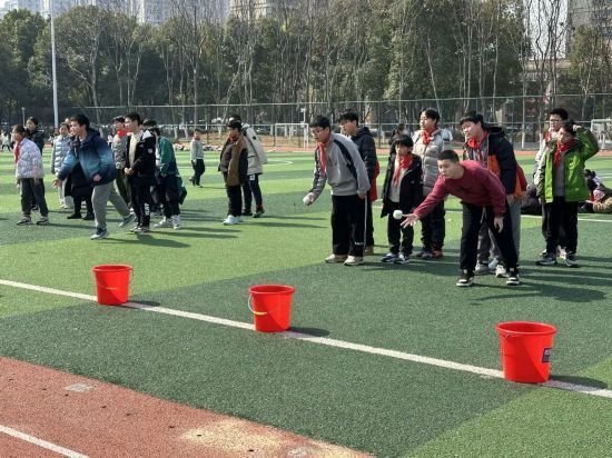 在合肥市西园新村小学南校，同学们正在进行投球游戏。