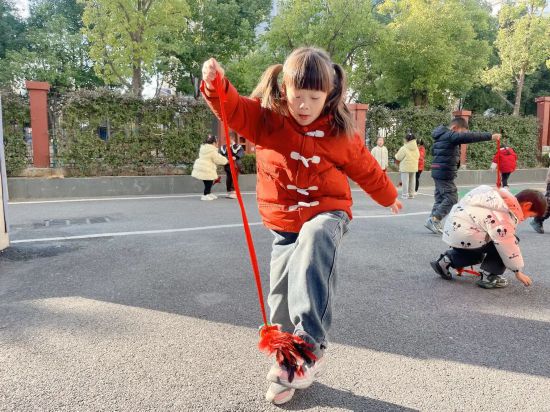 在合肥市蜀新苑小学，孩子们在踢毽子。