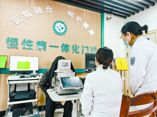 居民在解放街道社区卫生服务中心接受“两病”检查。