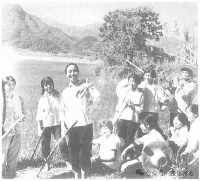 20世纪70年代，著名民歌手姜秀珍在田头休息时演唱