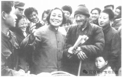 歌手姜有喜（前右）、姜秀珍（前左）在教唱民歌