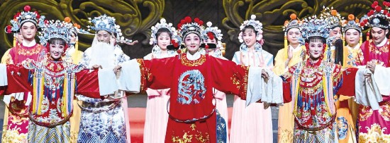 4月30日晚，黃梅戲《女駙馬》贏得觀眾陣陣喝彩。圖為演員二次返場。