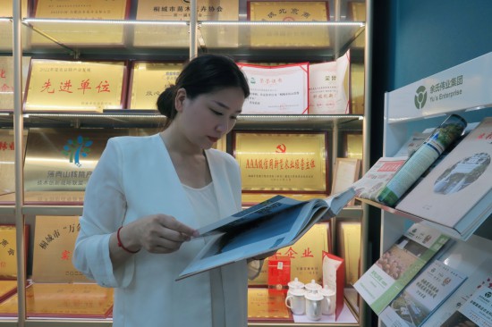 余方琴在翻看薄殼山核桃的專業書籍 (2).jpg