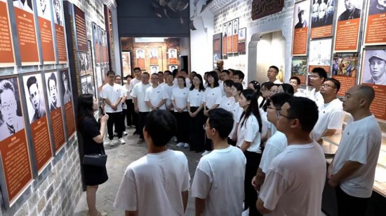 中青班學員聆聽講解員講述抗日烈士程雄同志的家書故事