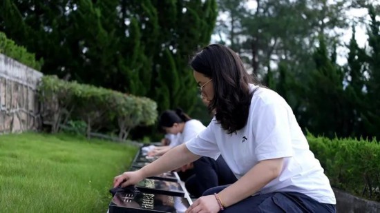 學員們擦拭無名烈士墓碑
