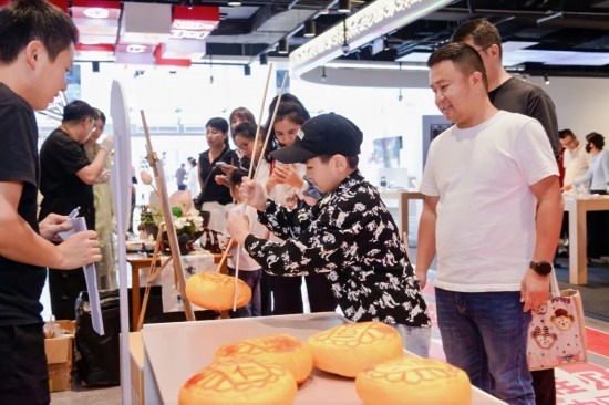 在京东MALL，市民们在趣味游戏中解锁节日惊喜，感受科技与潮流带来的全新消费体验。