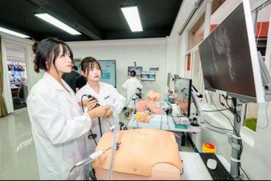 醫學生在融合AI技術的醫療設備進行模擬訓練。