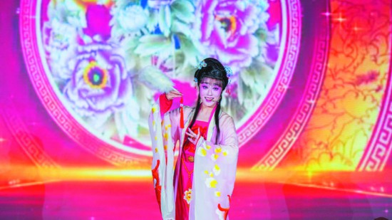 29日上午，廬劇演員現場演唱《秦雪梅》經典唱段。