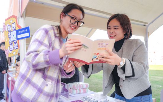 “法律明白人”向過往市民發放普法宣傳資料。