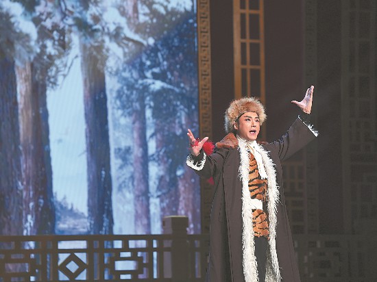 京劇《智取威虎山》選段“迎來春色換人間”。本報通訊員 趙瑞瑞 攝