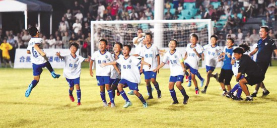 2025年7月13日，骆岗公园梦想大草坪，合肥市青少年足球联赛U10组决赛火热开赛。 王世保 摄