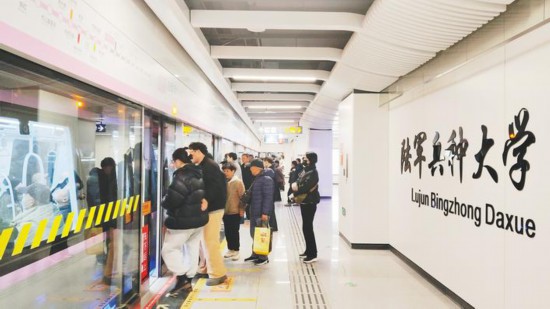 2025年12月20日，轨道交通6号线实行免费试乘，吸引不少市民前来体验乘坐。 陈三虎 摄