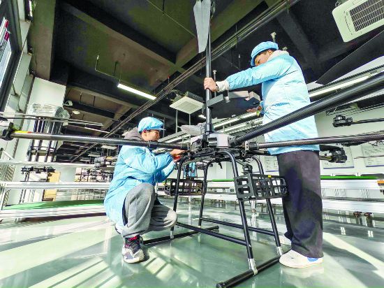 图为安徽泓景无人机科技有限公司员工在生产无人机。 记者 胡乾亮 摄