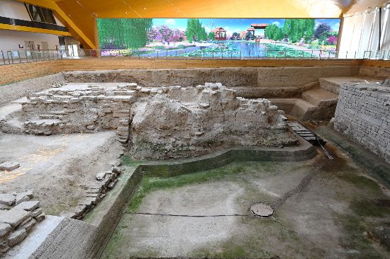 在柳孜运河桥梁遗址博物馆,考古发掘的石构建筑基址。