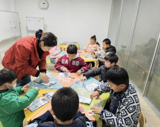 小读者们在滁州图书城认真阅读实验步骤