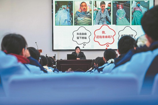 3月12日,许詹琪迎来第一节实习课,她“走上”芜湖市第三中学的讲台,讲述自己的追梦故事。