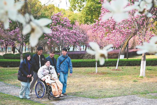 3月12日,安徽师范大学校园里春意盎然,同学们陪伴许詹琪赏花谈心。