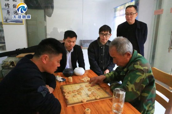 老人们在下棋。