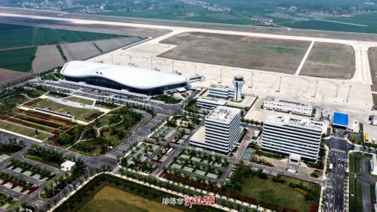 俯瞰蚌埠滕湖機場，跑道與航站樓已全部就緒，這座位於皖北腹地的現代化機場，即將迎來通航時刻，為蚌埠及周邊地區搭建起高效便捷的空中橋梁。.JPG