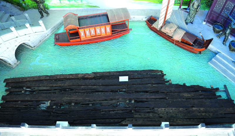 宿州市博物館內展示的宋代運河古船船板.JPG