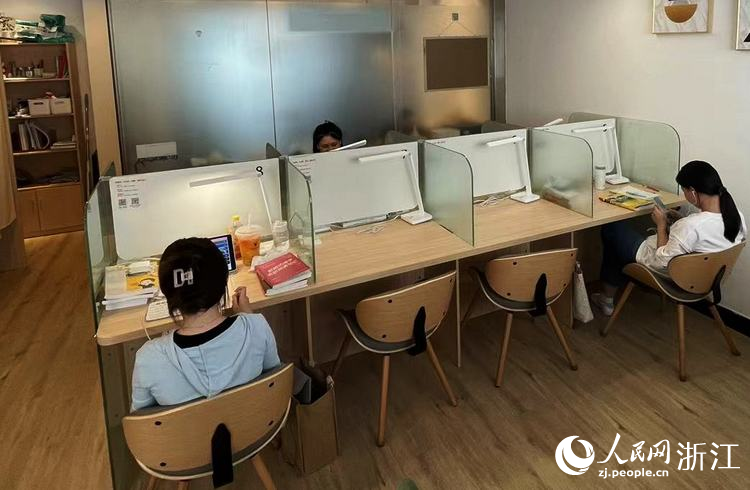 在杭州西湖文化广场一家24小时自习室内，人们正在学习。人民网 王丽玮摄