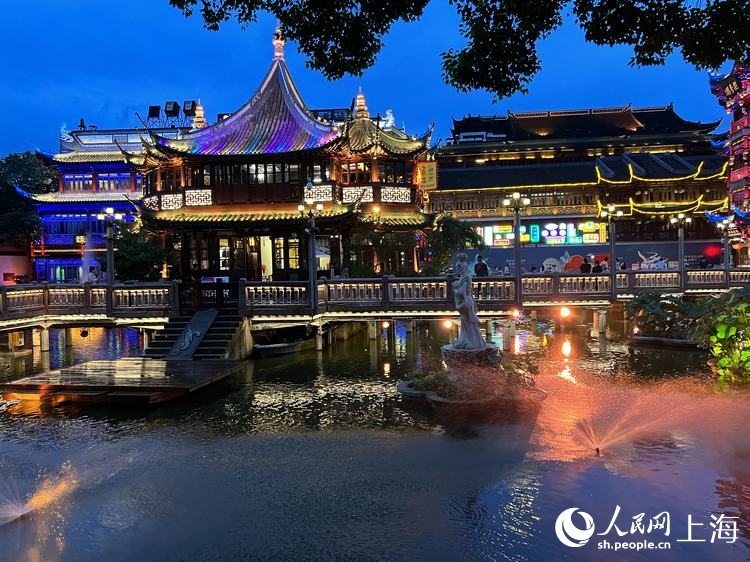 “上海夜生活節”發布10個水岸夜生活體驗區，給市民帶來新潮的夜間享受。人民網 王文娟攝