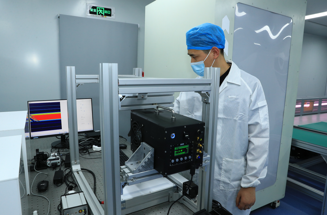安徽中科太赫兹科技有限公司工作人员在进行主动式太赫兹扫描成像测试