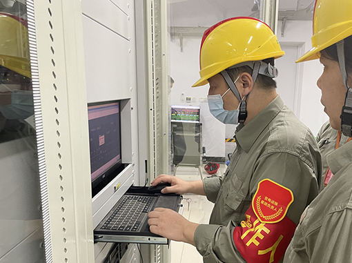 國網武漢供電公司變電運維分公司員工在徐東變電站開展操作。
