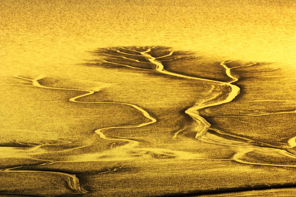 条子泥湿地滩涂上，水流过的痕迹形成了千姿百态的“沙画”。单中华摄