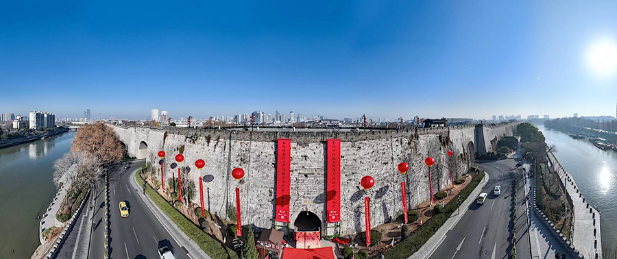巨幅春聯亮相中華門。南京城牆保護管理中心供圖