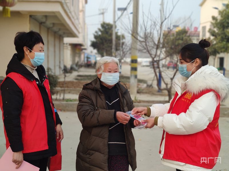 小奈村新冠感染保障工作應急小分隊為彭玉蓮送來退燒藥。亳州市委宣傳部供圖