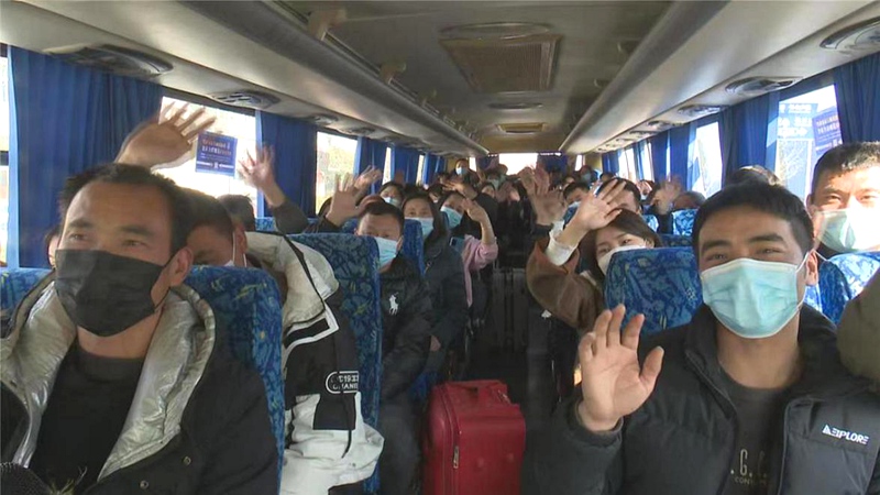 1月30日下午，满载山东省临沂市等地返岗员工的“点对点”包车顺利抵达江阴。江苏省江阴市委宣传部供图