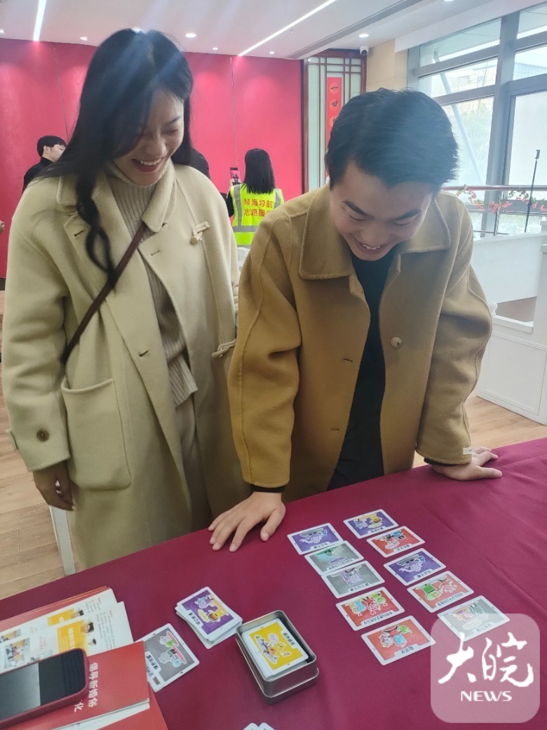 包河區婚姻登記處，一對新人在玩“性格卡牌”游戲。