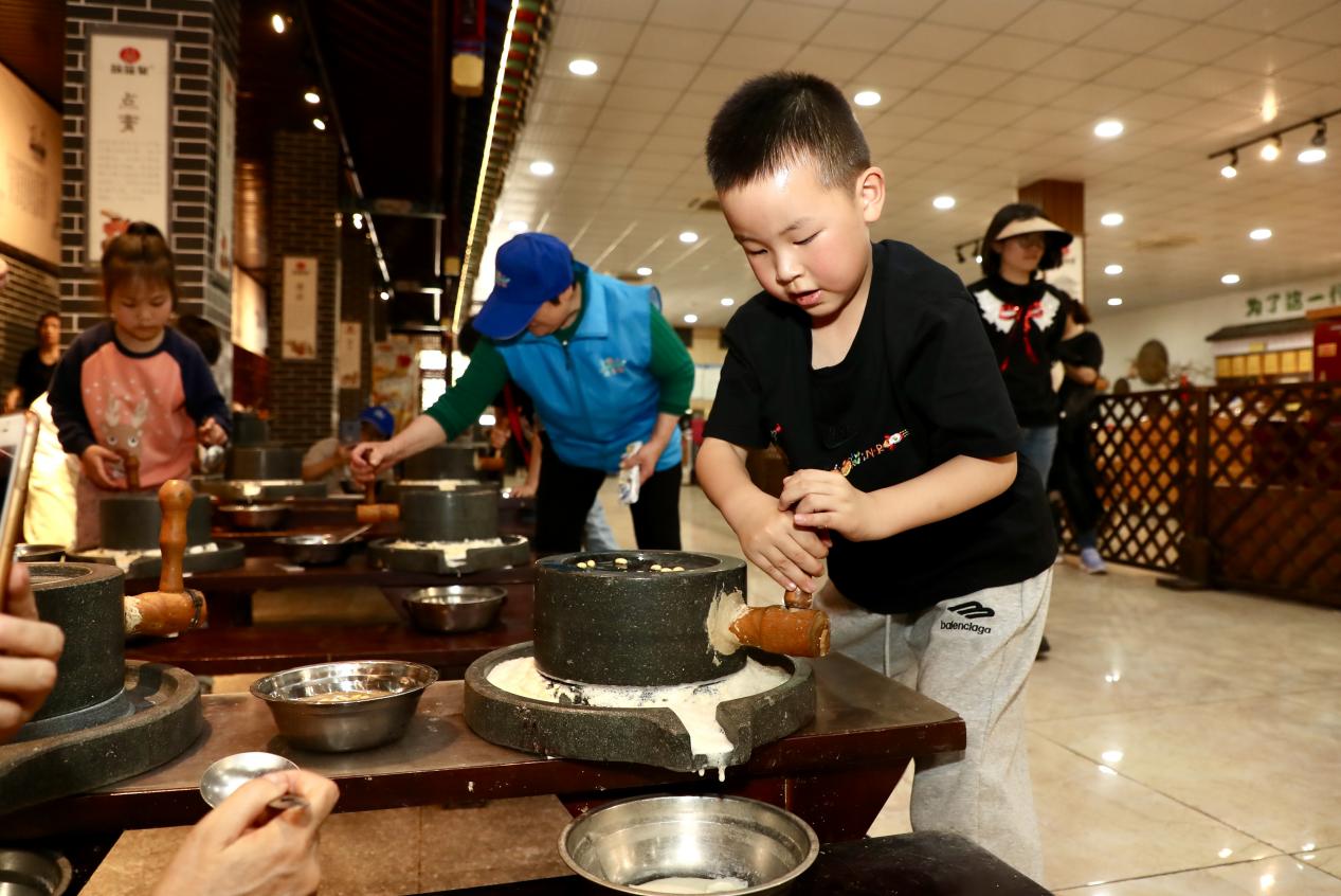 淮南市中國豆腐主題文化園制作豆腐體驗。高斌攝