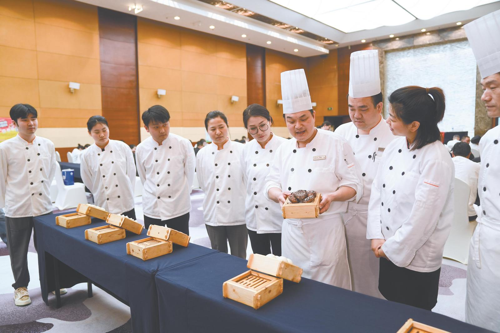 4月28日，合肥市瑶海区今年首场暖民心行动“新徽菜·名徽厨”中式面点师培训班举办，80余名企业学员参加培训。李博摄