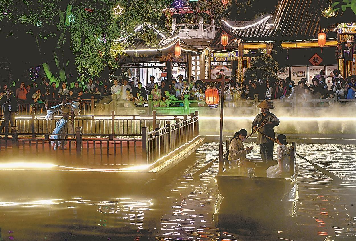 日前，游客在亳州市谯城区华祖庵景区参观游玩。近年来，亳州市结合当地文旅资源丰富夜间消费场景，吸引了众多游客和市民前来游玩，对繁荣当地经济、拉动旅游消费起到了促进作用。通讯员 刘勤利 摄