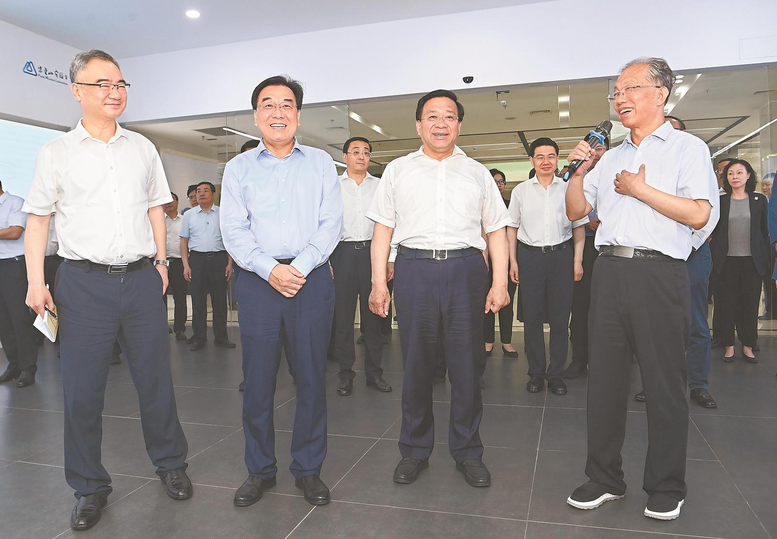 7月13日，省委书记韩俊、省长王清宪率安徽省党政代表团，在江苏省委书记信长星等陪同下，来到南京市参观考察紫金山实验室，详细了解实验室科技创新、体制机制、人才引进等情况。记者 杨 竹 摄