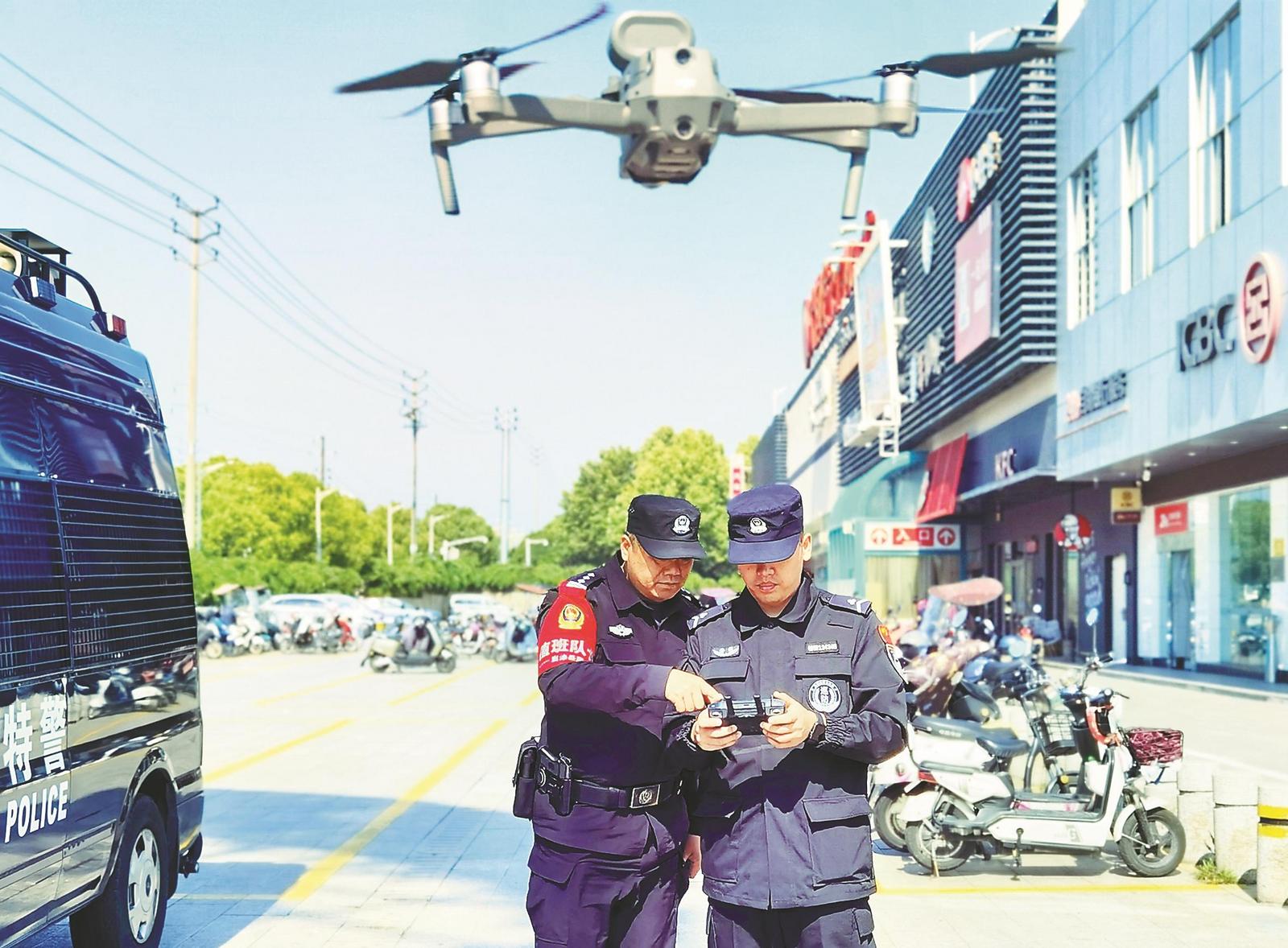 當涂縣公安局特（巡）警大隊在轄區大潤發廣場利用無人機開展空地一體化巡邏。（資料照片） 通訊員 衛學超 於 勝 攝