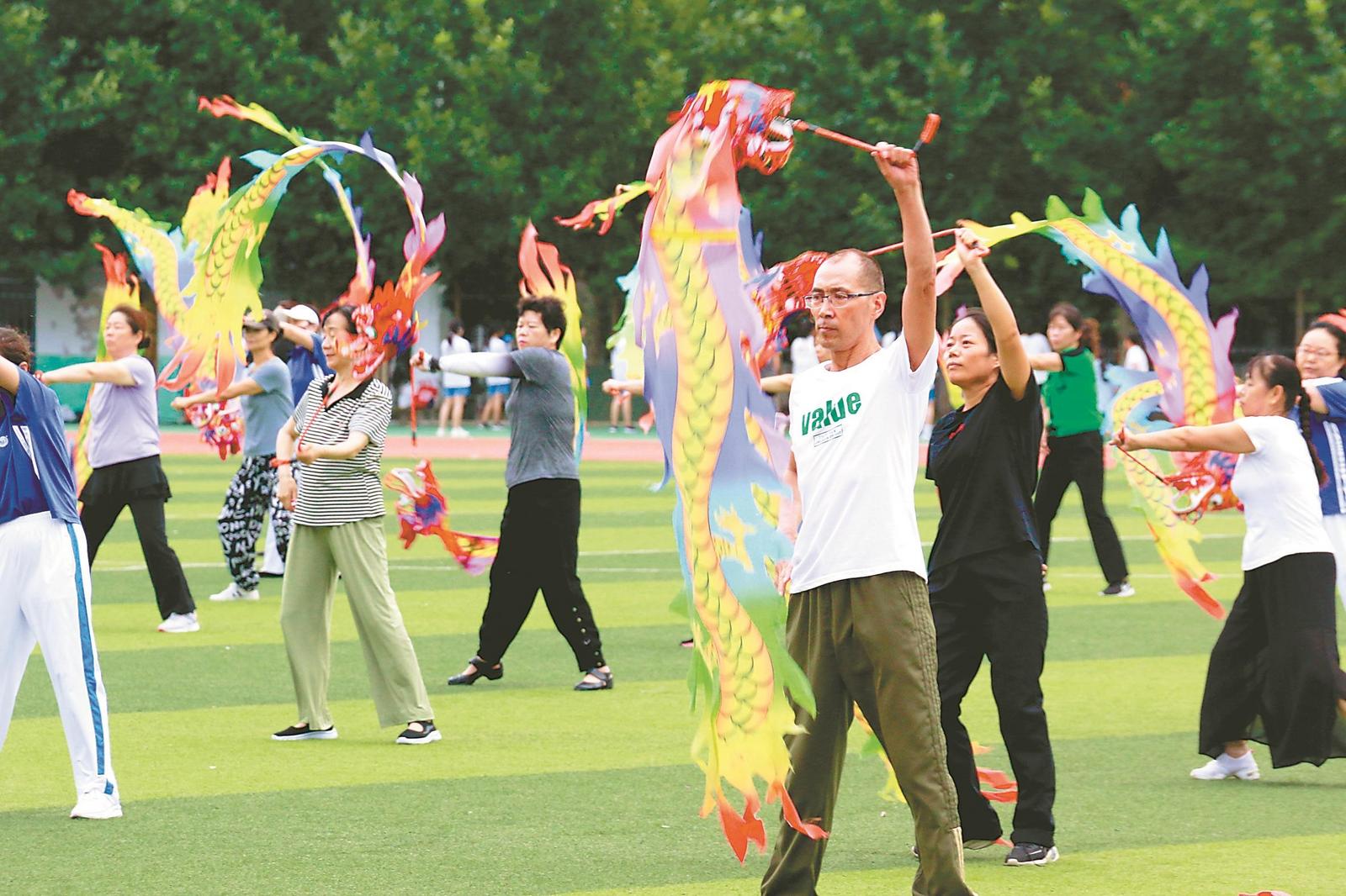 8月7日，市民在宿州市體育場進行舞龍健身。 通訊員 丁 輝 攝