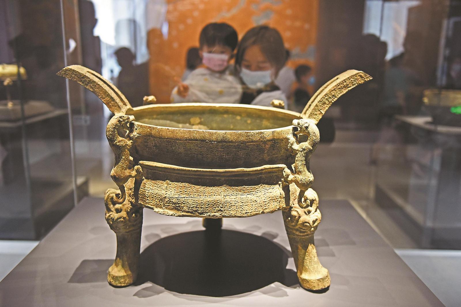 參觀者在壽縣安徽楚文化博物館內欣賞青銅器鑄客升鼎。 特約攝影 陳彬 攝