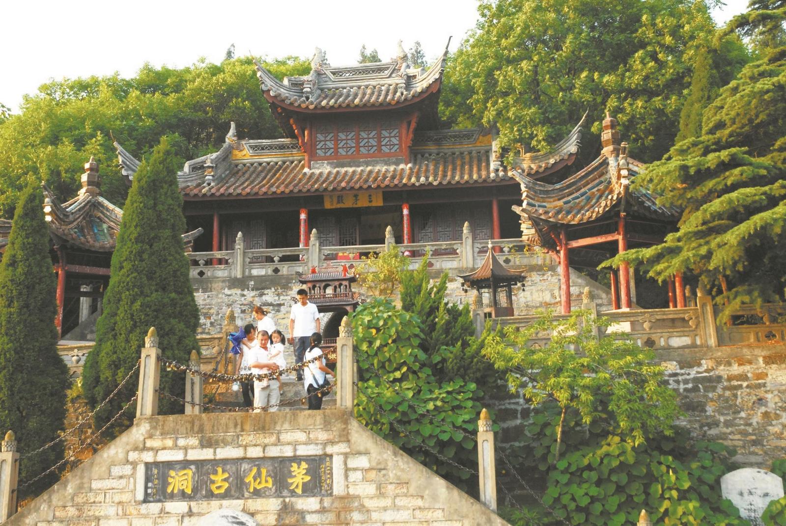 游客在淮南市鳳台縣茅仙洞景區游覽。（資料照片）