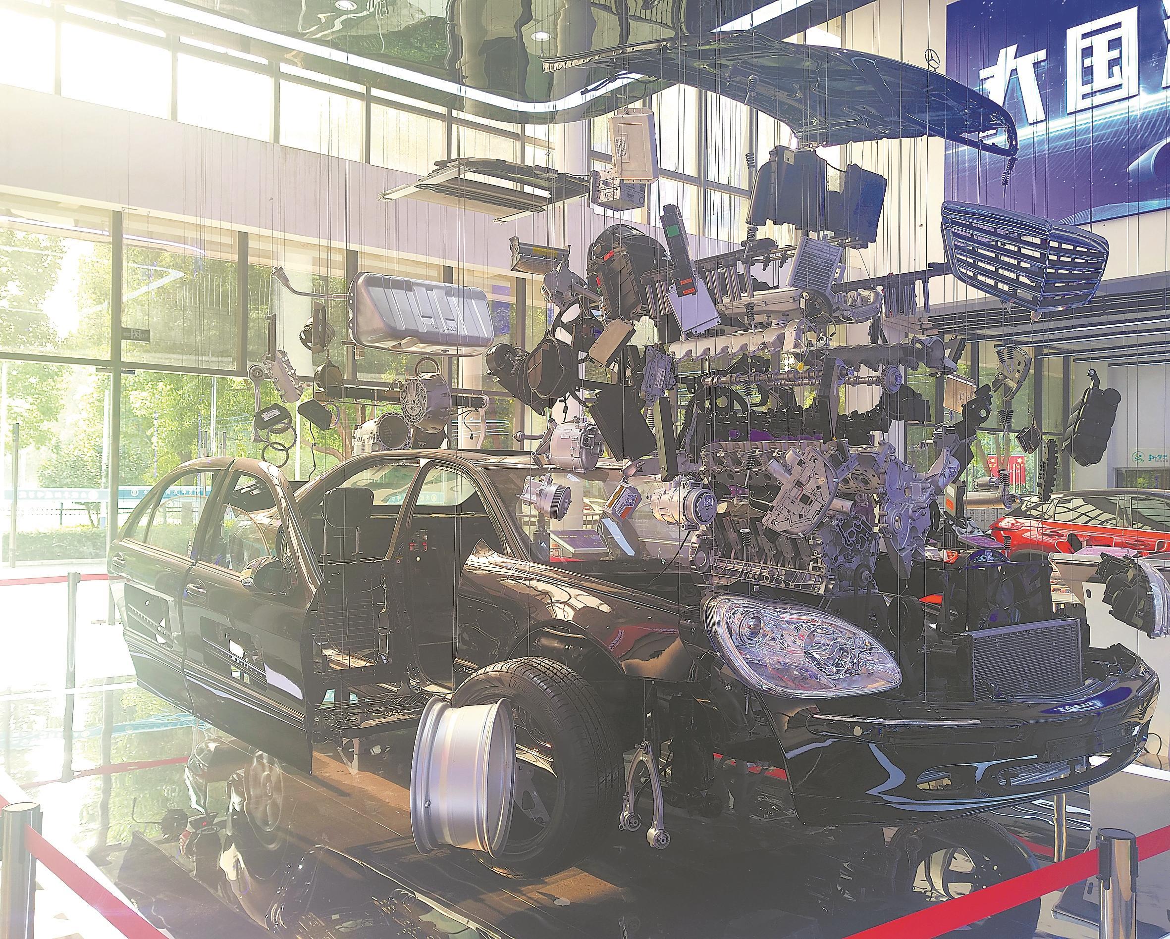 8月24日，在阜阳技师学院，汽车全解剖运行平台正在展示中，该平台全方位呈现了汽车零部件位置。