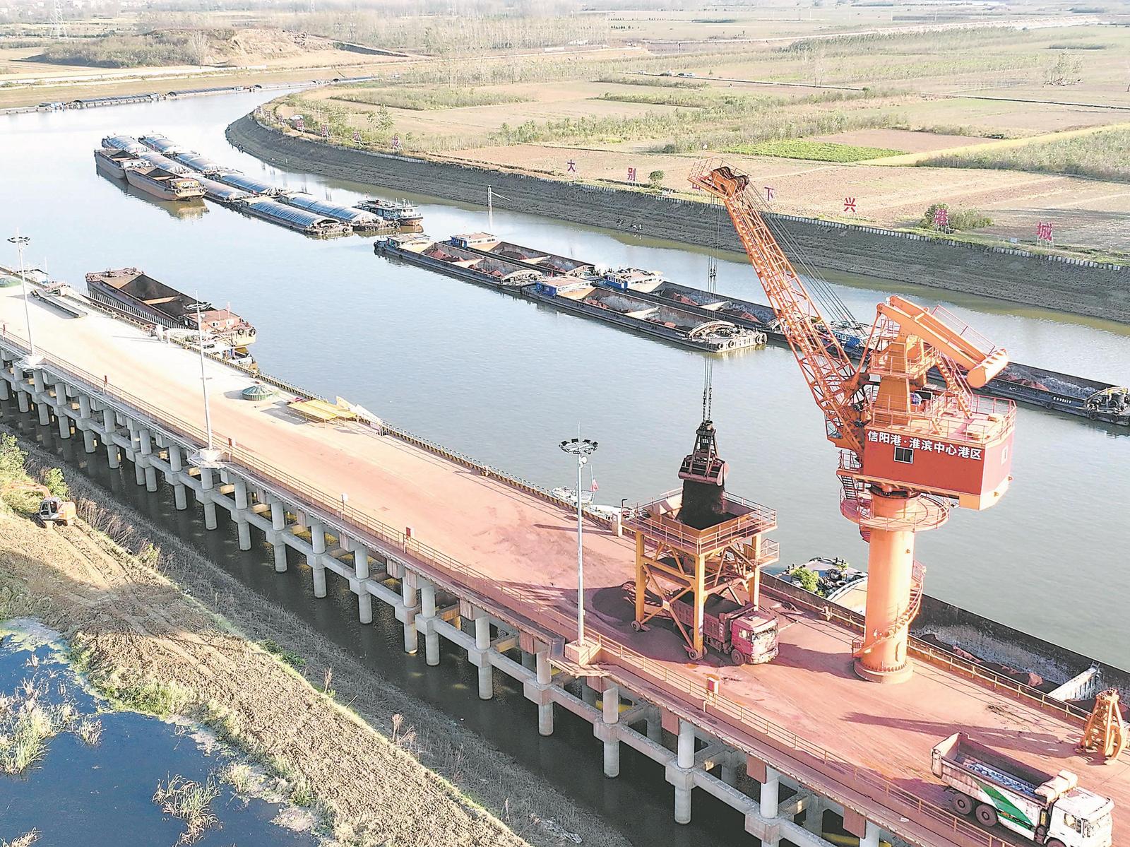江淮運河開通后，大大縮短皖豫兩省運輸的時間和距離，提升貨運效率，有效降低企業物流成本。圖為河南淮濱港。