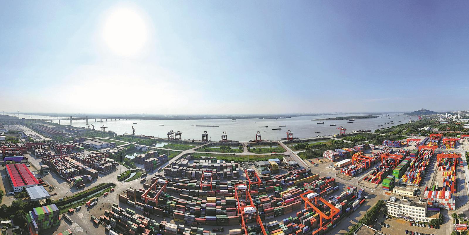 蕪湖港朱家橋港區國際集裝箱碼頭一派繁忙景象。