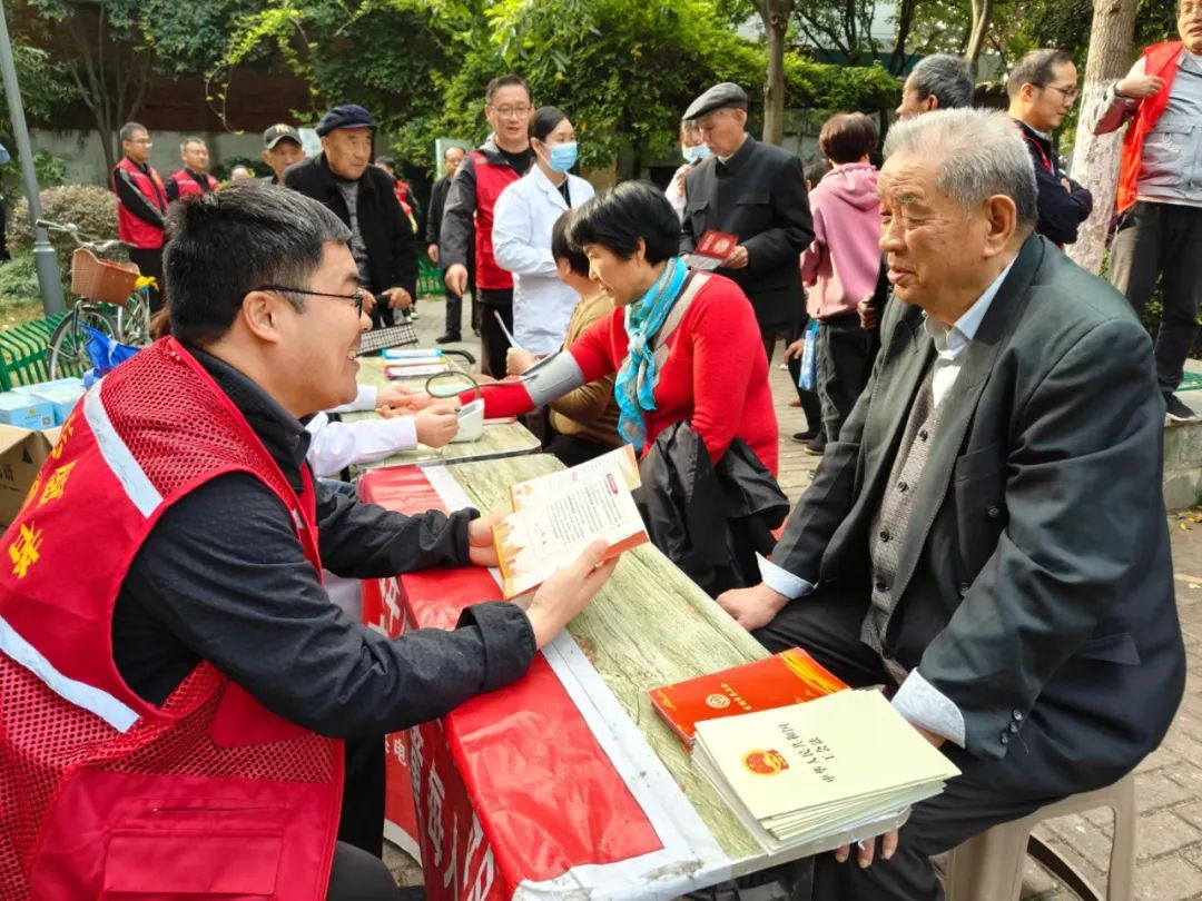 埇橋區祥安社區新時代文明實踐站聯合市總工會開展“我們的節日·精神的家園”重陽節健康義診活動。